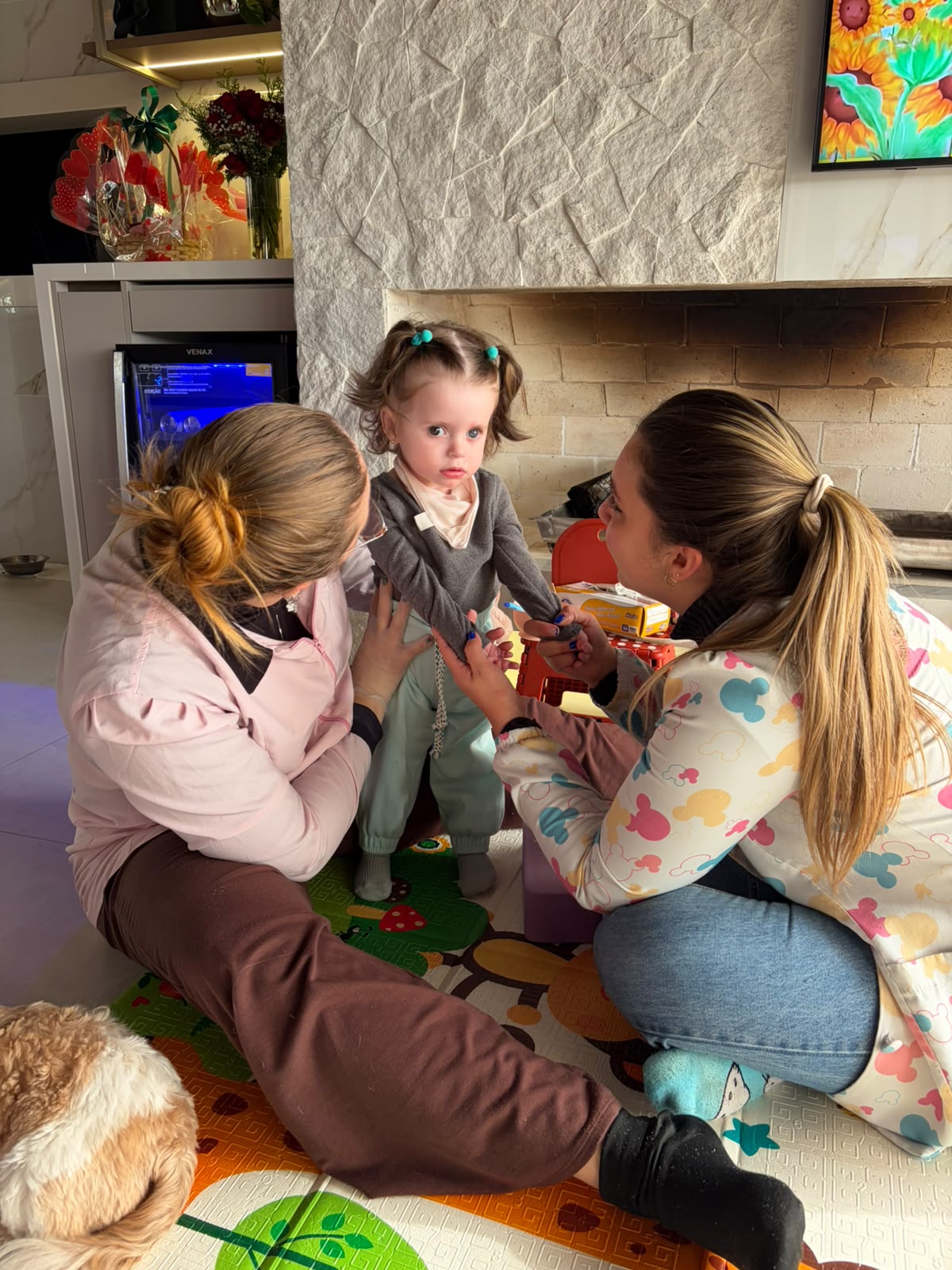 Equipe multiprofissional da NeuroAfetiv durante atendimento domiciliar pediátrico